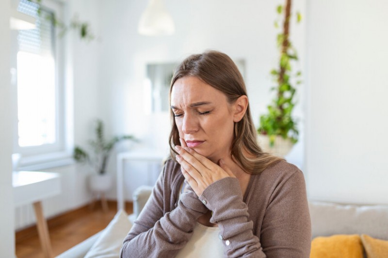 Druckschmerzen können auf eine Zahnfistel hindeuten